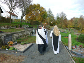 Allerseelen mit Segnung der Gräber auf dem Friedhof in Naumburg (© Karl-Franz Thiede)